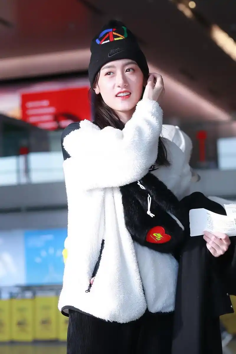袁冰妍穿摇粒绒外套走机场黑白配经典大方穿灯芯绒裤都不显胖