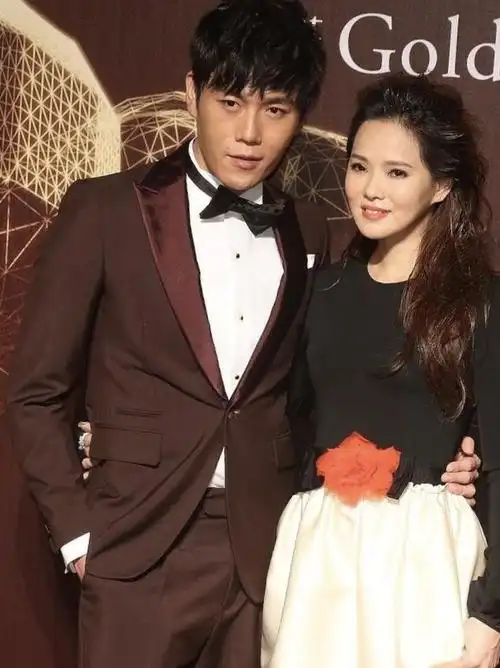 伊能静和秦昊一起亮相活动穿黑色打底衫配白色半身裙简约时髦