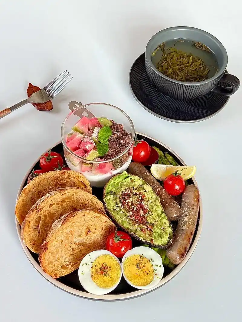 brunch9315～番茄辣椒芝士酸面包.早餐就是喜欢吃丰盛的 - 抖音