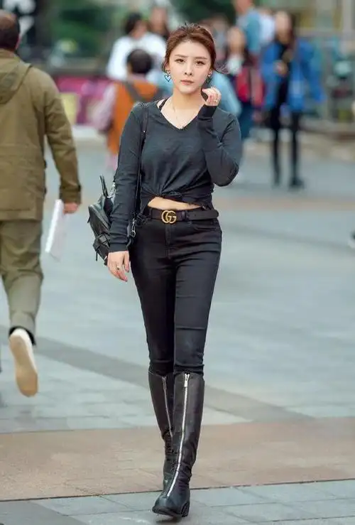 黑色打底紧身裤怎么搭配上衣,街头小姐姐出境示范,时尚显气质