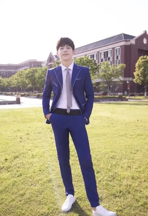 邓伦穿蓝色校服引燃校园中的美好回忆拥有治愈微笑的学长太帅啦