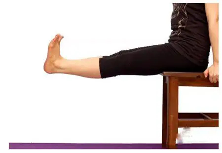 第一个动作:坐着抬腿并勾脚尖刚开始说起来小编自己都不信,抱着尝试的