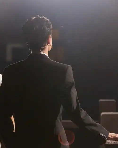 王一博西装背影照