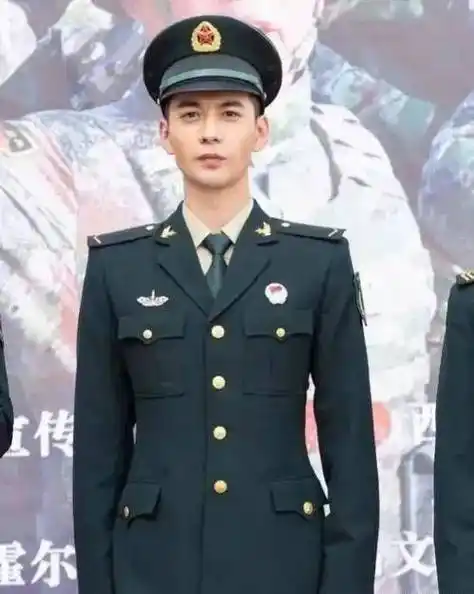 男星军装照大pk,陈伟霆最帅气,朱亚文,欧豪最有男子气概_造型_剧照