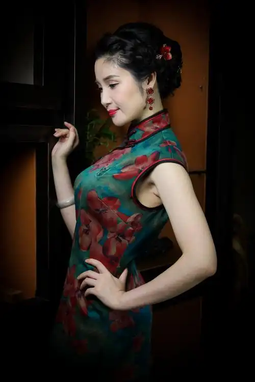 谁说最美的传统服饰只有旗袍?