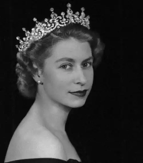 原创英国女王年轻时有多漂亮老公不让她单独外出舍弃王位陪她左右