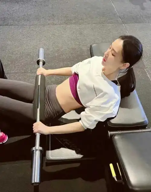 黄圣依晒三八节健身照穿一双红鞋很扎眼生了俩儿子还是蚂蚁腰