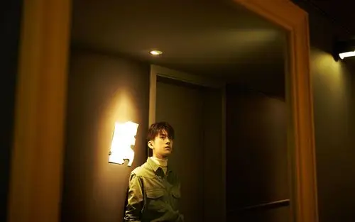 易烊千玺杂志写真图片桌面壁纸