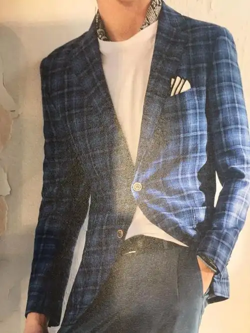 浅卡其颜色的休闲西装里面搭配什么颜色的衬衫或打底衫