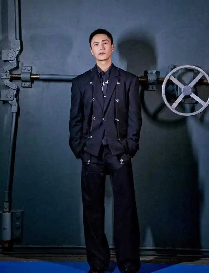 45岁陈坤寸头大片太帅了,这个年龄留起寸头颜值还是这么出众,这真令人