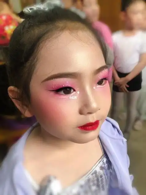 儿童舞台妆怎么画 儿童舞台妆怎么画男孩