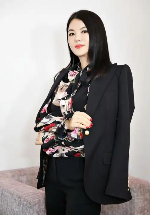 李湘衣品提升了,一身黑色西服搭配印花衬衫霸气十足,减龄又时尚_照片