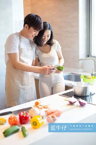 年轻情侣在厨房做饭