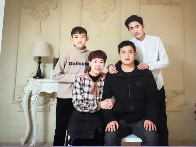 这是2019年春节回家在丰县照的全家福,看着我们四囗人的照片,心里充满