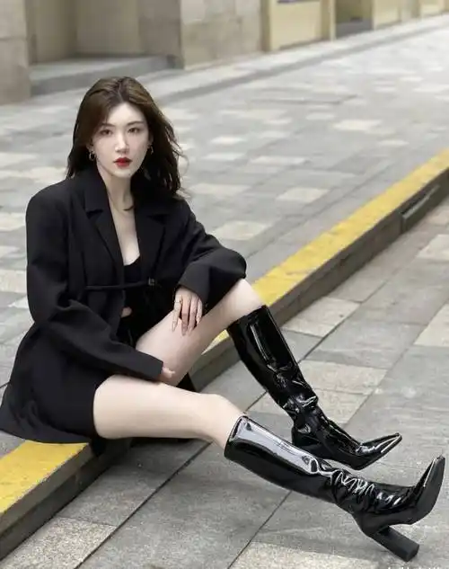 微胖的张靓颖一身"黑西装 长靴"气场十足,昂首走路带风_黑色_look