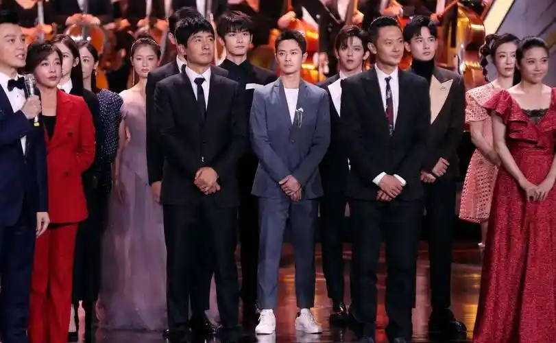 曹骏凭"许仙"造型惊艳全场,撕掉童星的标签,依旧光芒闪耀_节目_认可