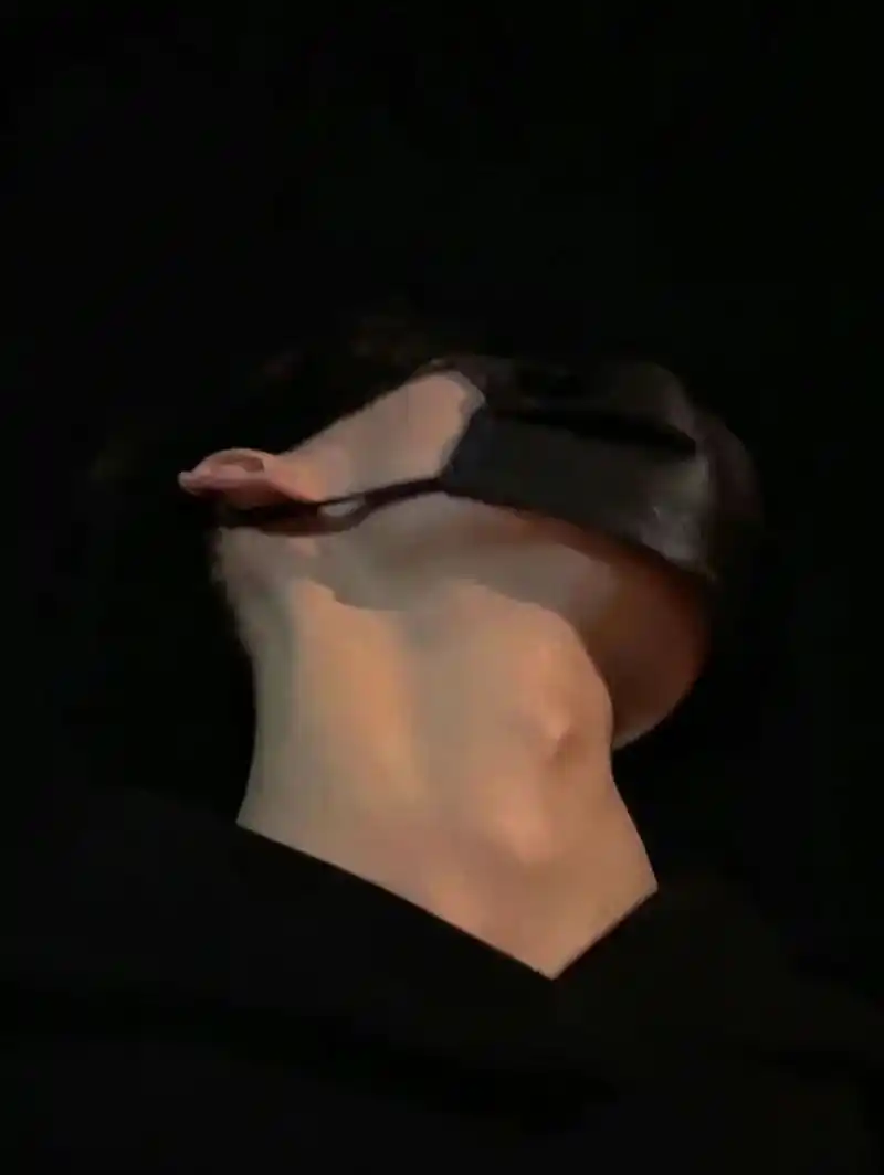 张真源的喉结,有点绝绝子