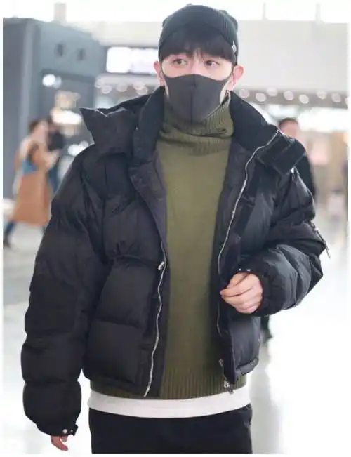 邓伦走机场,穿橄榄绿毛衣搭短款羽绒服,儒雅帅气又乖巧!