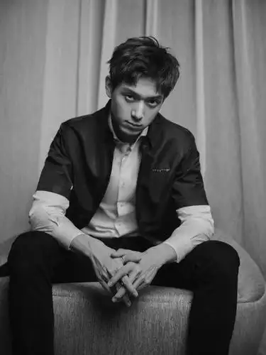 李现西装叠穿似贵公子冷峻帅气黑白光影下演绎复古格调气质沉稳