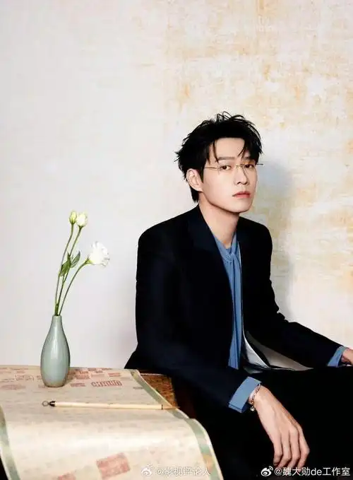 还有谁还不知道魏大勋曾经是jyp影视部的艺人呀 我们艳姐有自己专属的