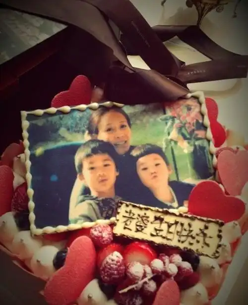 那英14岁女儿正脸照首次曝光五官清秀遗传富商老公性格却随妈