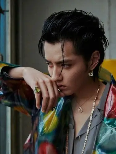 大背头造型无人能比_搭配_吴亦凡_外套_衬衫_潮流_项链_毛衣_中天