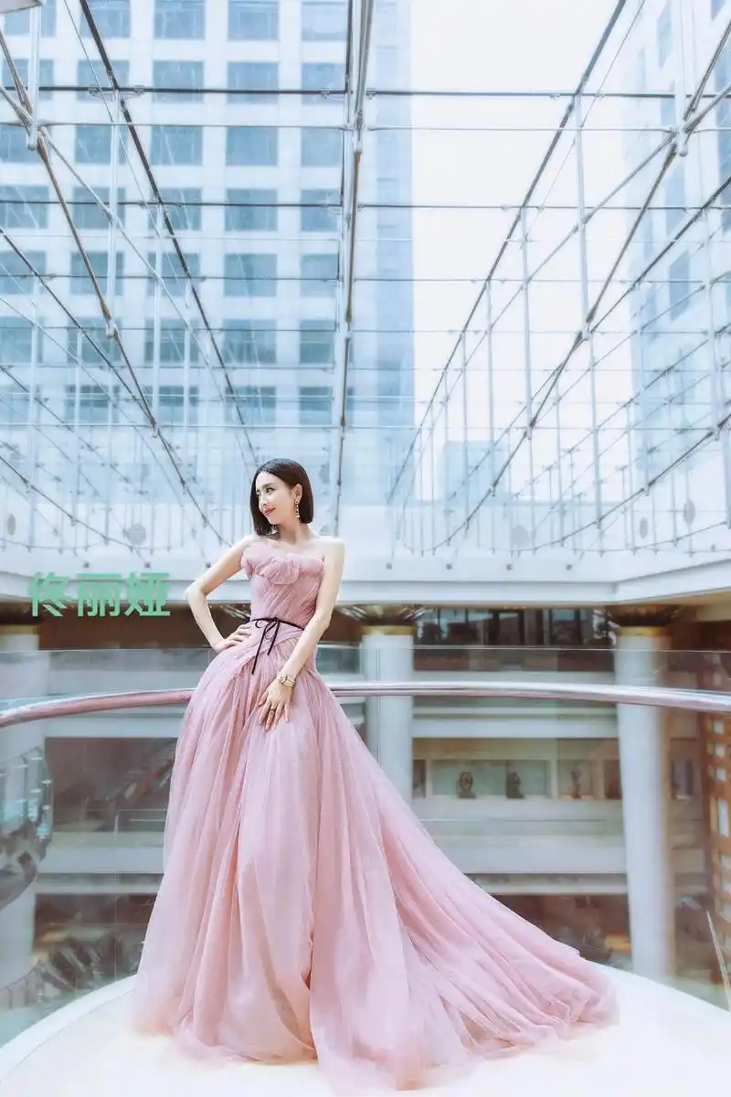 佟丽娅#红毯  - 抖音