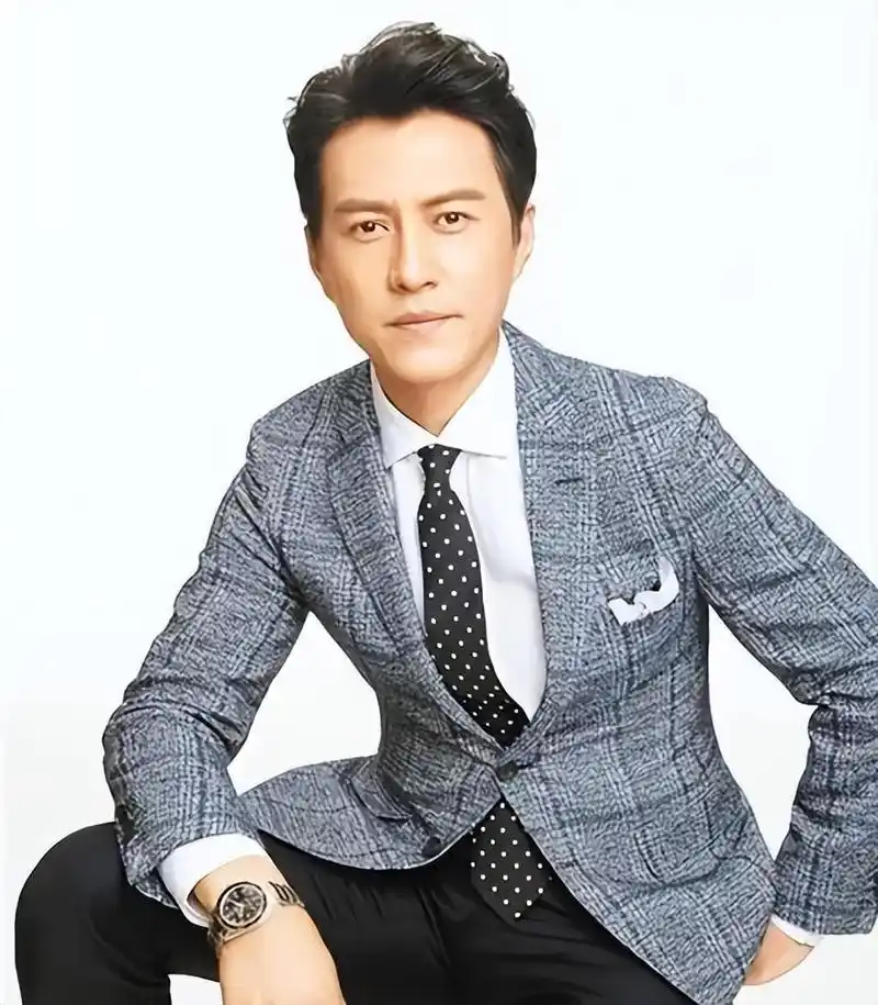 靳东参加两会!他身份好厉害,穿蓝色西装帅气儒雅,领导范儿十足