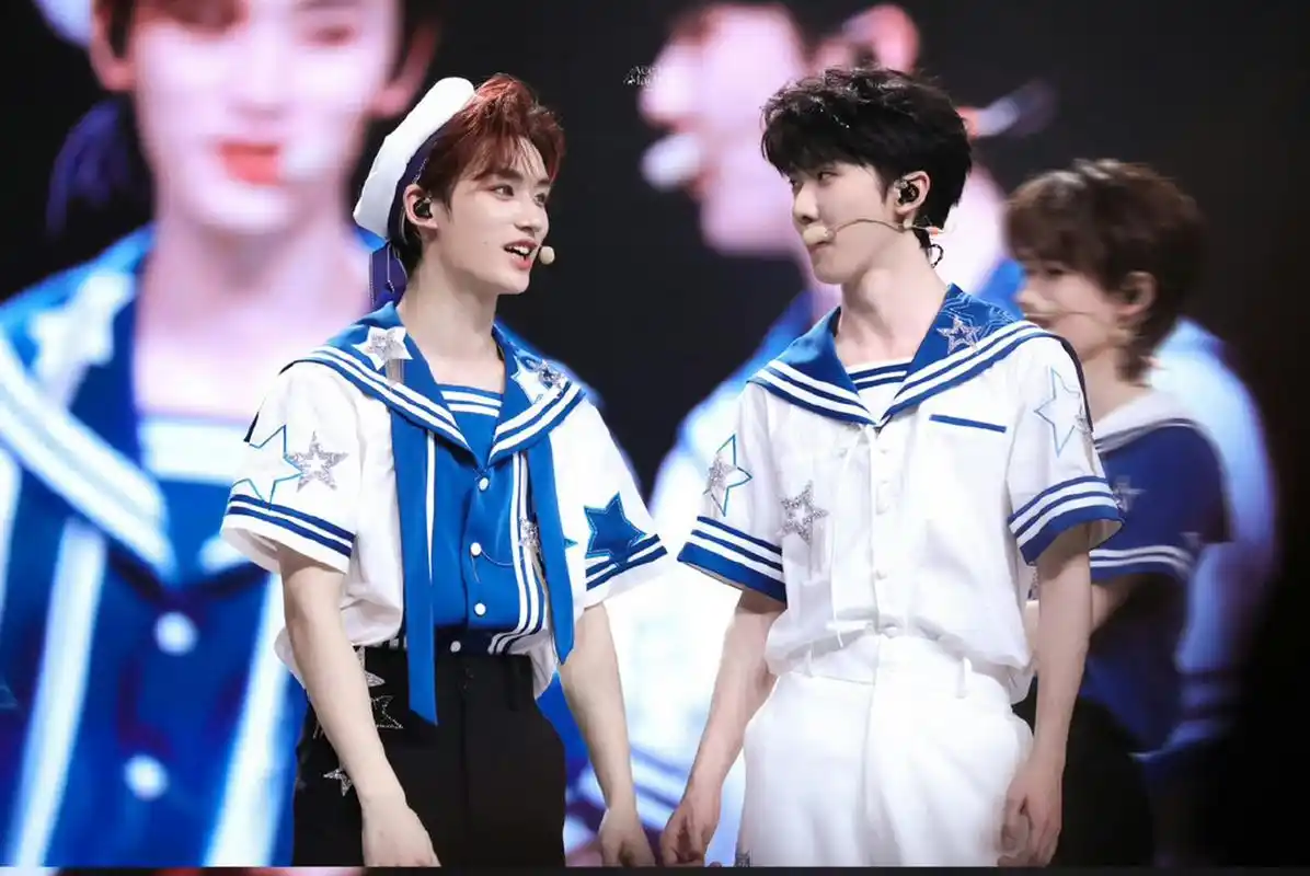 马嘉祺,丁程鑫19日份四周年演唱会妆造好帅,祺鑫的每一次同框就是安心