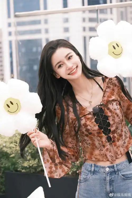 baby眼角贴了钻#angelababy六一四宫格照片,手拿太阳花气球真的好可爱