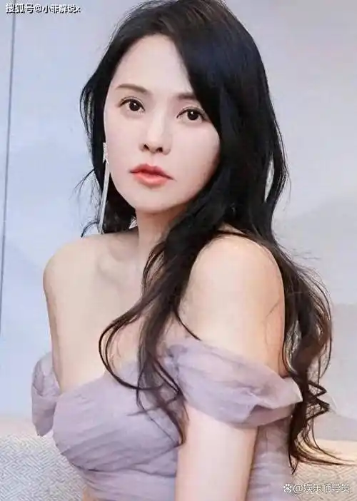 伊能静18岁照片曝光,单眼皮"蒜头鼻",和整容前的秦昊夫妻相