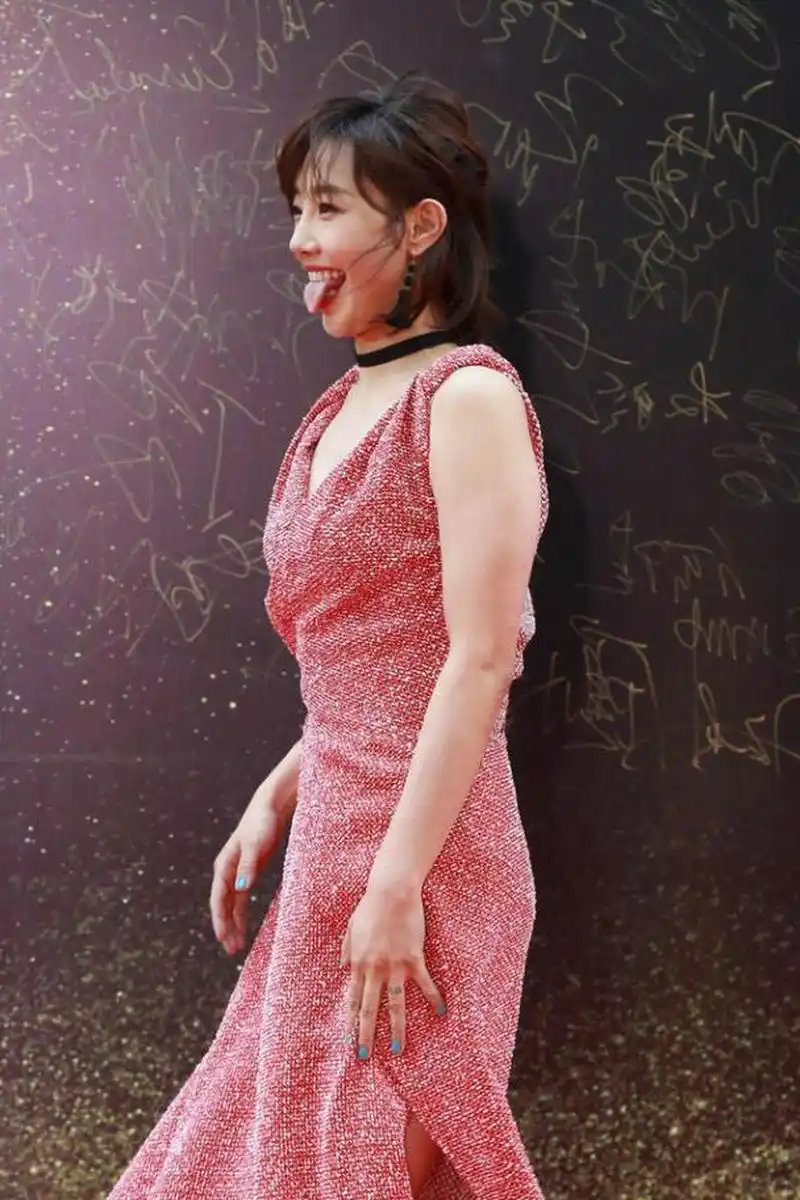 大爱章子怡,美舌是带尖的.