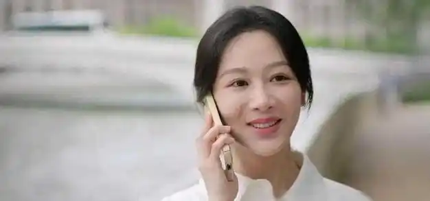 31岁杨紫和60岁何赛飞同框科技脸和原生脸的差别出来了