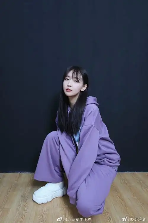 秦牛正威与男子挽手