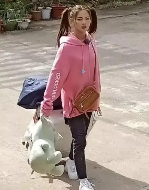 杨超越回村照曝光,扎马尾如打工妹,网友:我没看错吧?_网易订阅