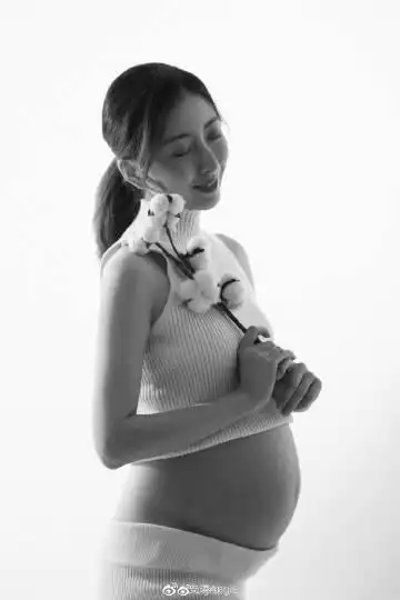 孕照分享# 怀孕的时候一直没拍因为肚子一直不大 说看起来像啤酒肚