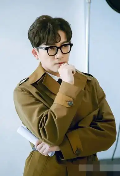 染深棕头发色彩男生短头发剪爱心刘海发型男生三七分短头发梳偏分发型