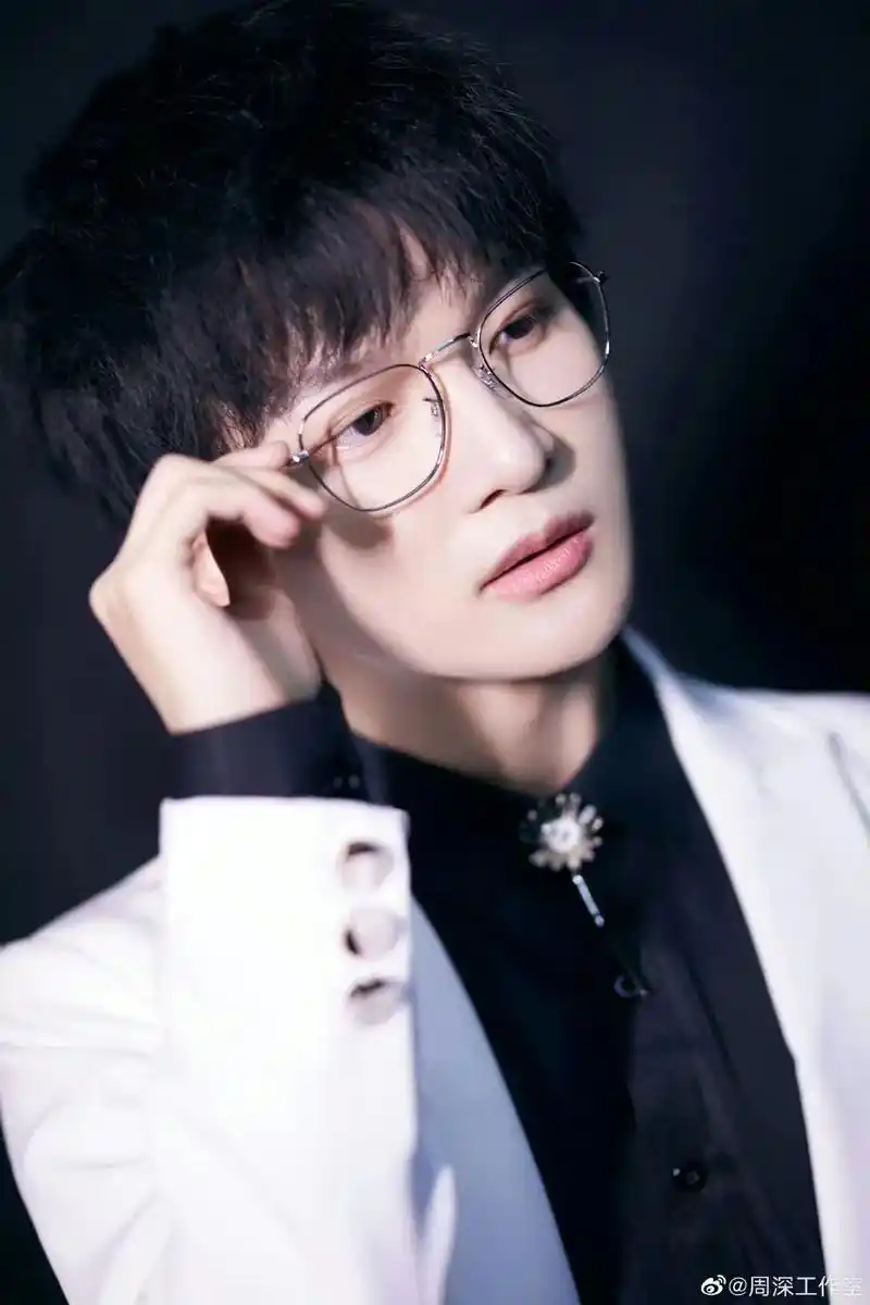 周深 分享一下很喜欢的几张氛围感深深 (又帅又可爱,迷糊了 - 抖音