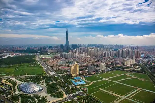 天津市滨海新区发展明显,不仅周大福完工待用,各处人气也在提升