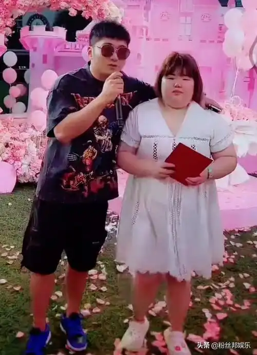 对于一些网友质疑这场求婚仪式,白小白表示她俩是真求婚,虽然整得有点