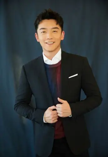 照片中,郑恺还是一头帅气利落的短发,张扬又不失气质,面带微笑.