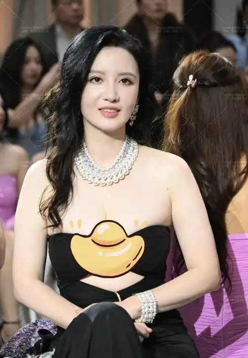 女星张萌看秀造型引争议黑色抹胸裙太性感网友是裙子小了