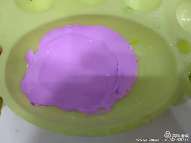 调色: 淡紫色  淡蓝色 3.渐变色,颜色与颜色之间的色差产生渐变.