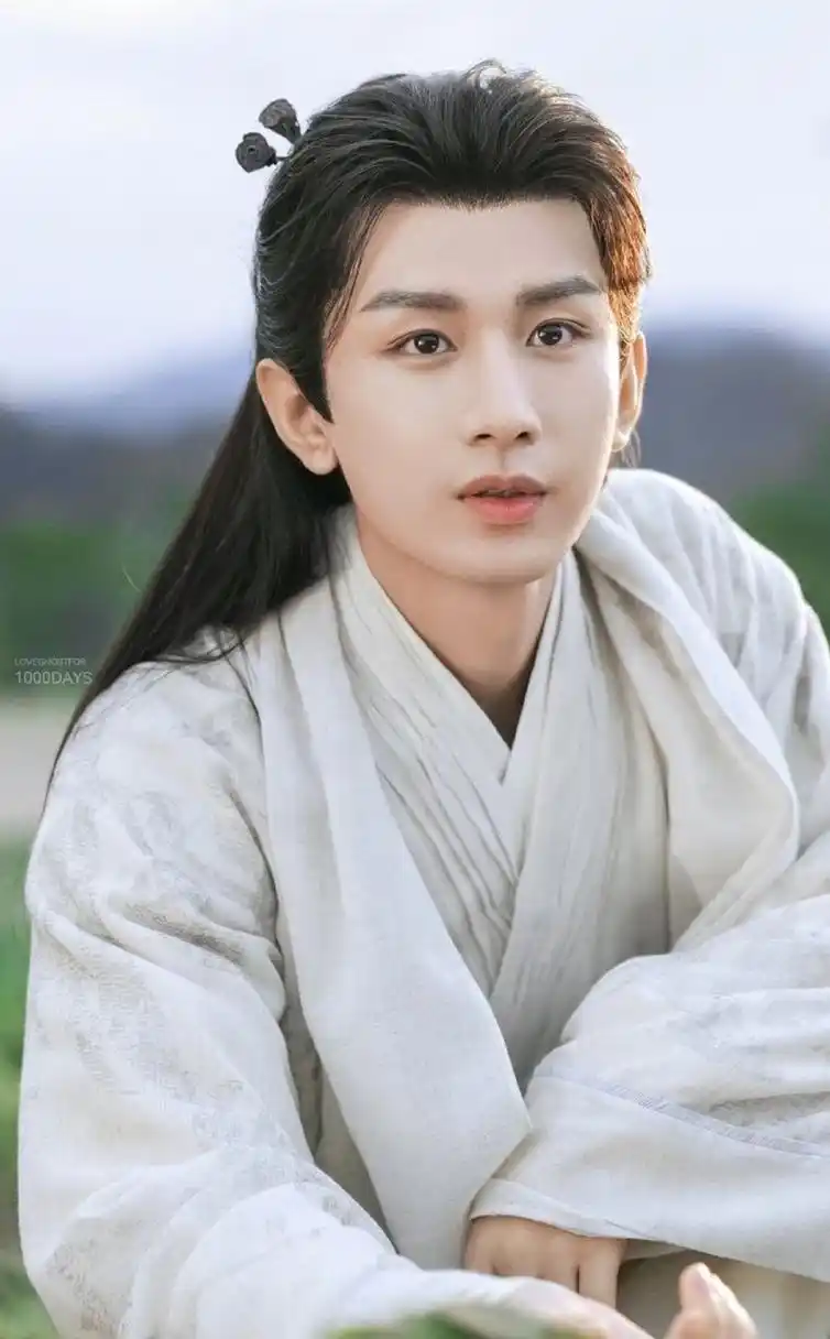 成毅主演的电视剧《莲花楼》,和某品牌奶茶店做了联名款,然后这款