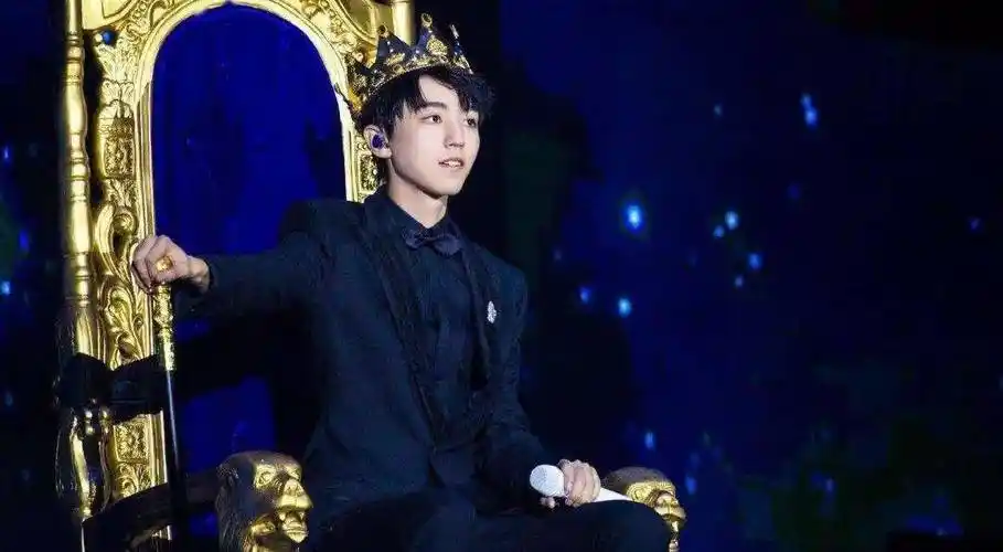 黄奕和王俊凯还有层关系?小凯18岁生日蛋糕是她家做的,意外!