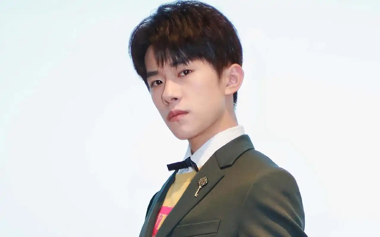 易烊千玺绿色西装帅气高清写真图片壁纸