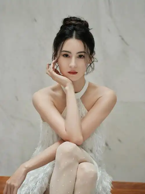 张柏芝出席活动秀香肩锁骨状态超佳,生图和精修美照几乎无差别插图5