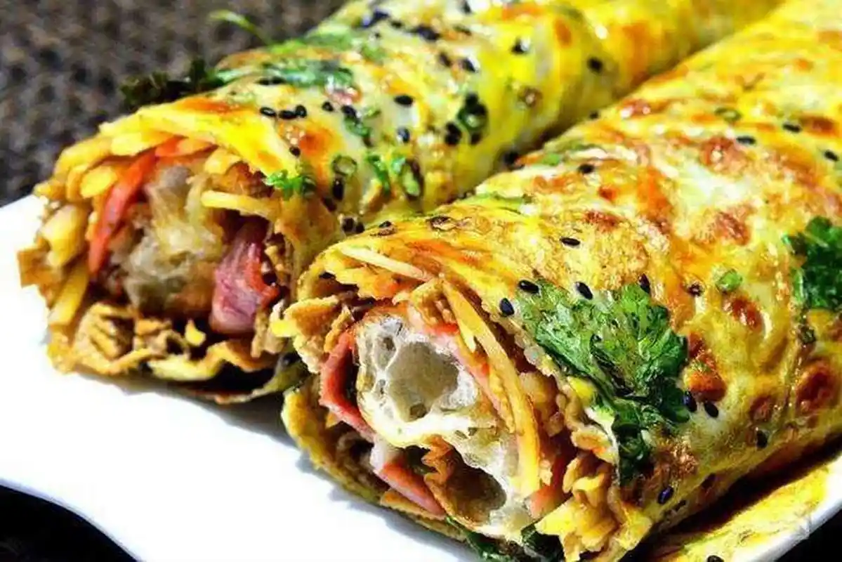 百城百味#【天津美食】煎饼果子:煎饼果子是天津市的著名小吃.