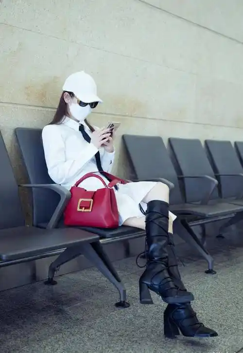 原创快学戚薇穿衣服白裙子配领带再踩双高筒靴简直又a又甜美