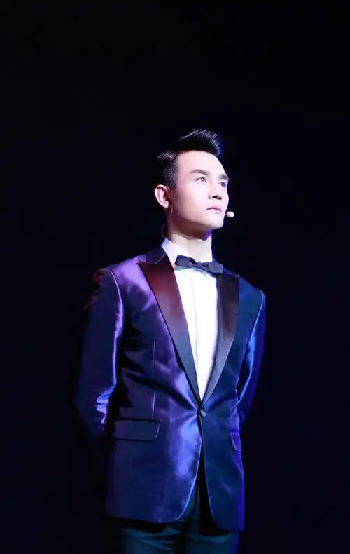 王凯《跨界歌王》唱情歌 坦言得更优秀才能不掉队